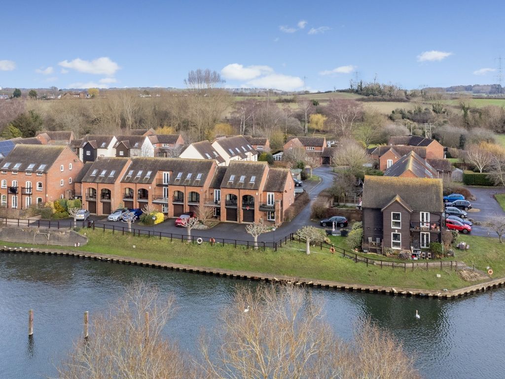 4 bed end terrace house for sale in Church Road, SandfordOnThames