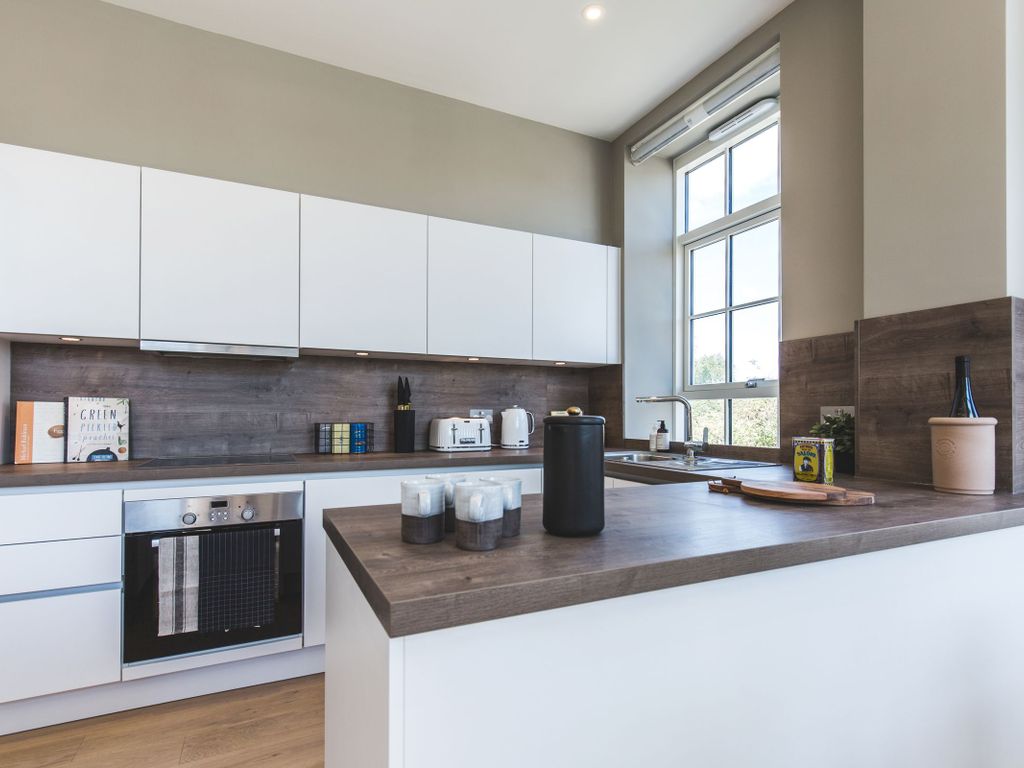 2 bed flat to rent in Cheam Common Road, Worcester Park KT4, £2,000 pcm