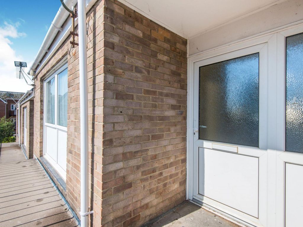 2 bed to rent in Ashdown Road, Chandler's Ford, Eastleigh