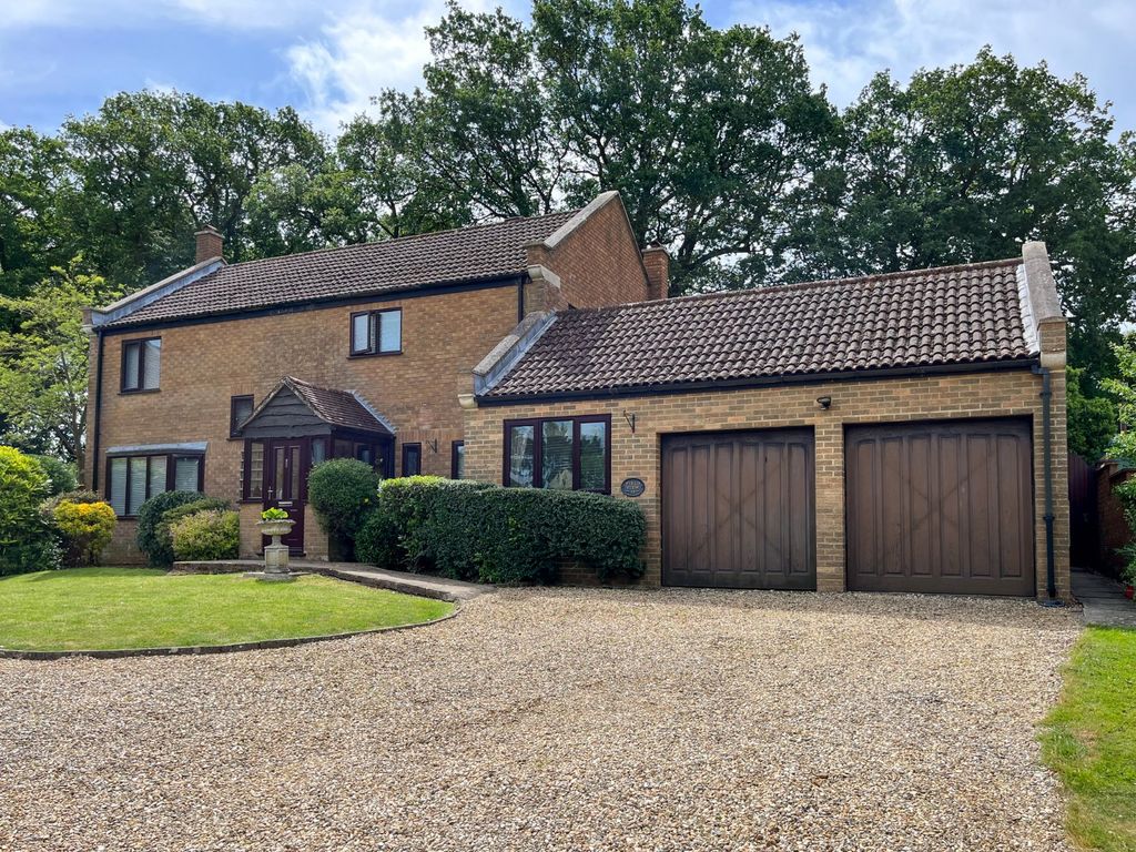 4 bed detached house to rent in Pine Court, Little Brington