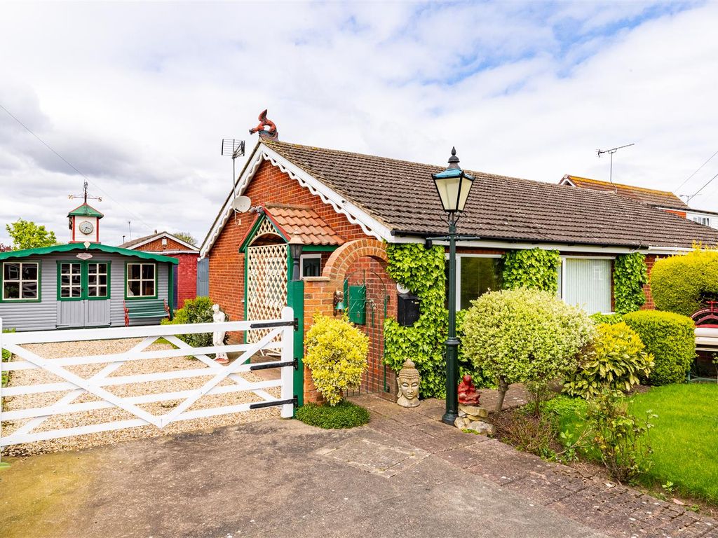 2 bed semidetached bungalow for sale in The Meadows, Burringham