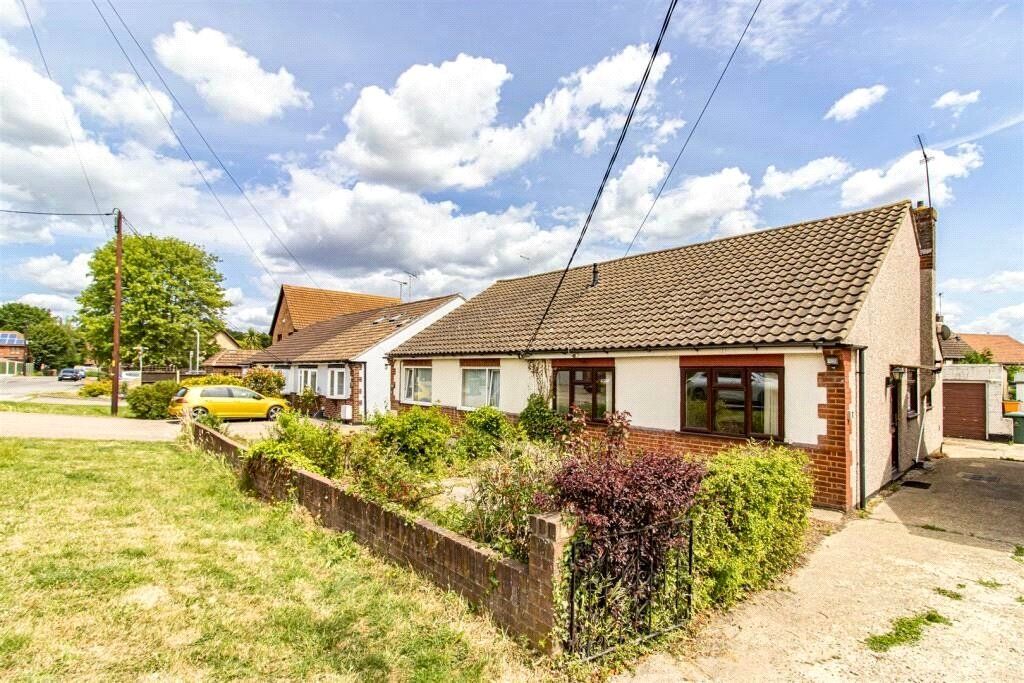 2 bed bungalow for sale in Shelley Avenue, Langdon Hills, Basildon SS16