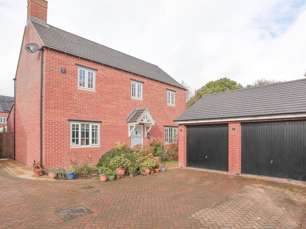 4 bed detached house for sale in Parsons Piece, Banbury OX16, £600,000