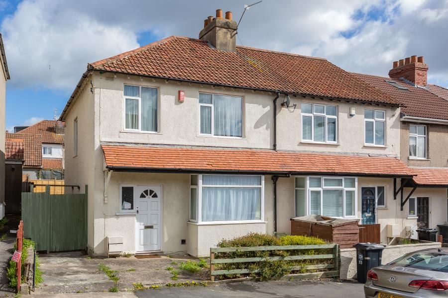 4 bed property to rent in Beverley Road, Horfield, Bristol BS7, £2,600