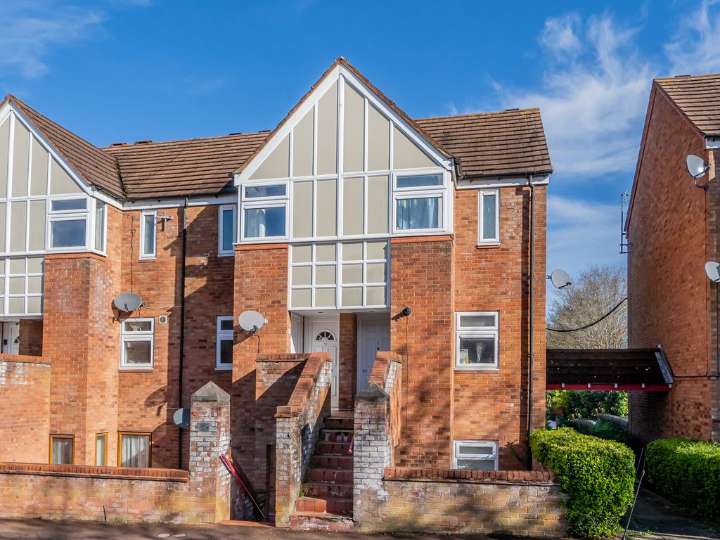 2 bed to rent in The High Street, Two Mile Ash, Milton