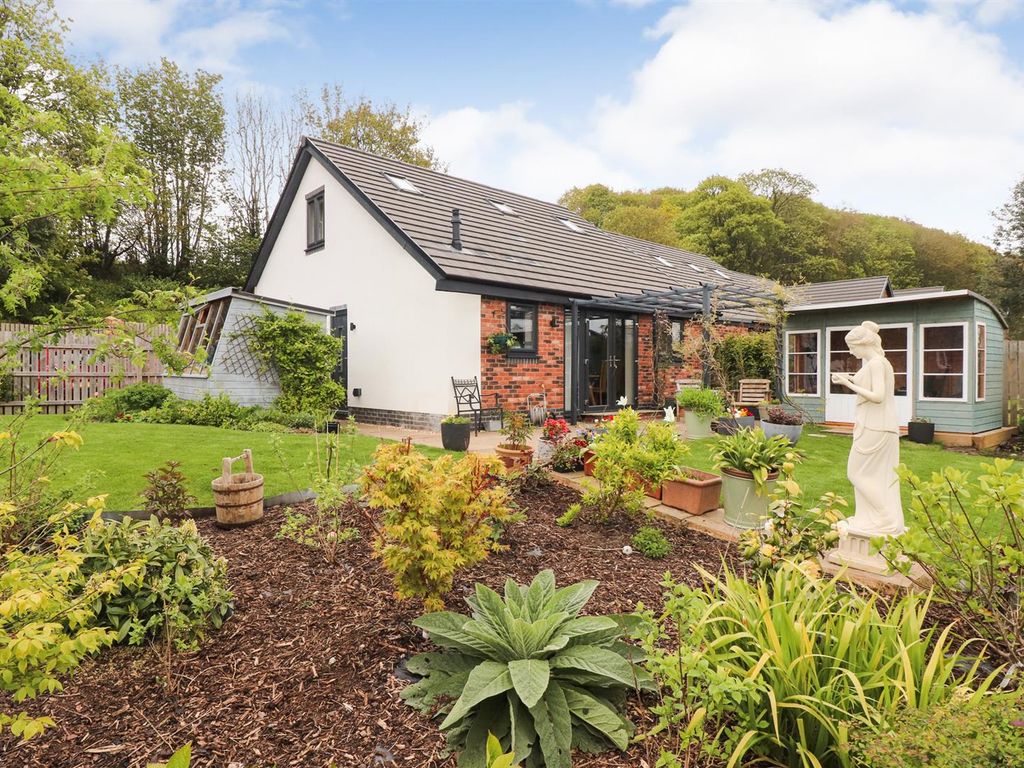 3 bed detached bungalow for sale in Varley Rise, Oswestry SY11, £