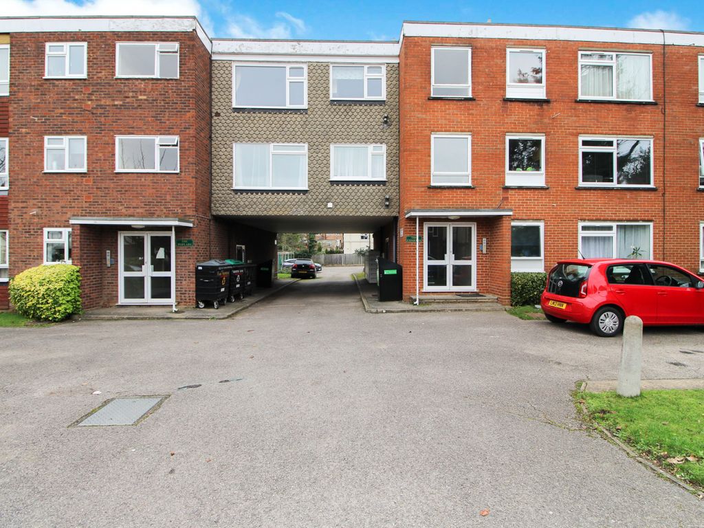 2 bed flat to rent in The Conifers, Devonshire Road, Hatch End HA5, £