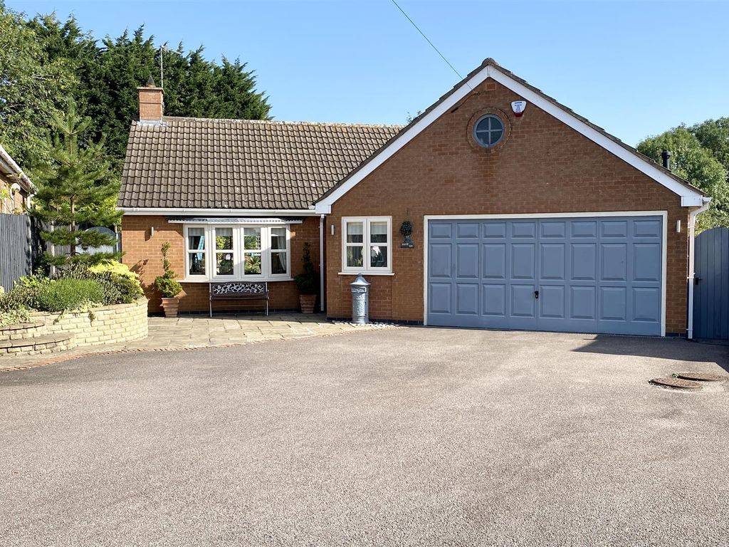 2 bed detached bungalow for sale in De La Bere Crescent, Burbage