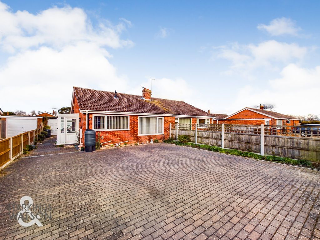 2 bed semidetached bungalow for sale in Clarkson Road, Lingwood