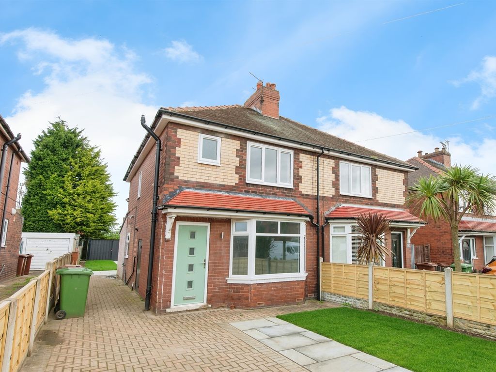 3 bed semidetached house for sale in College Road, Castleford WF10, £