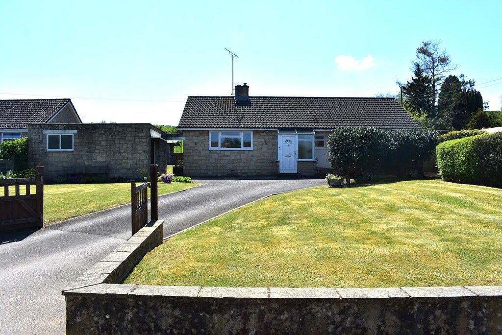 3 bed detached bungalow to rent in Hardington Moor, Yeovil BA22, £1,375