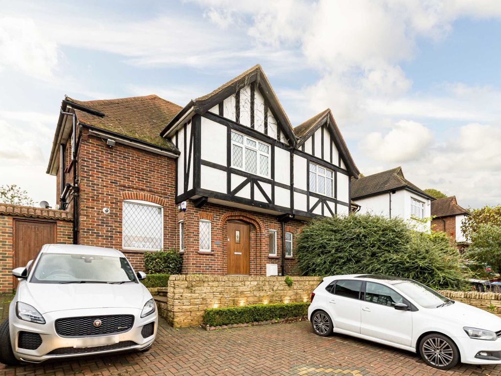 3 bed semidetached house to rent in Hook Rise South, Tolworth