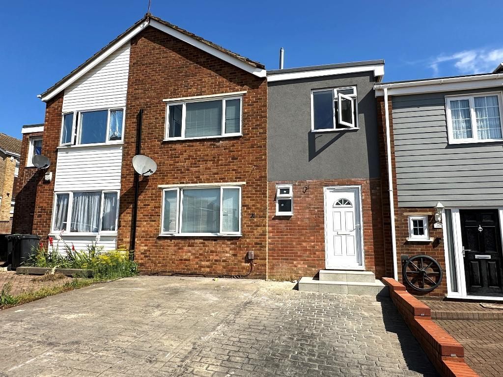 4 bed terraced house for sale in Seaford Close, Stopsley, Luton