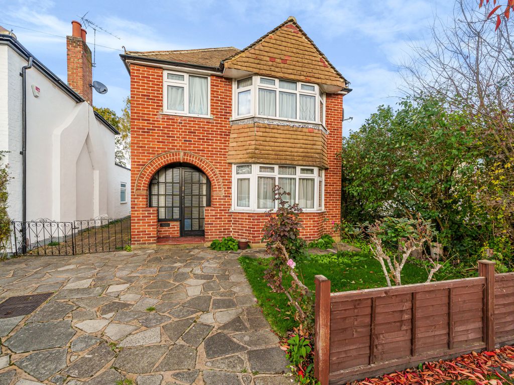 3 bed detached house for sale in Holyoake Avenue, Horsell GU21, £