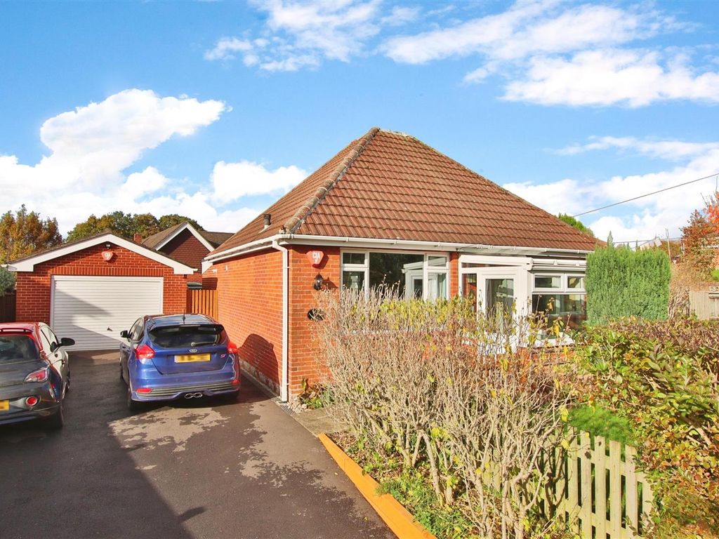 2 bed detached bungalow for sale in Glen Road, Swanwick, Southampton