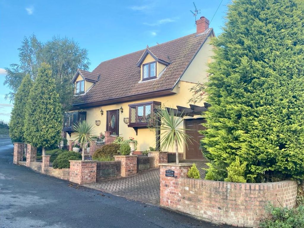 4 bed detached house for sale in Brethergate, Westwoodside DN9, £