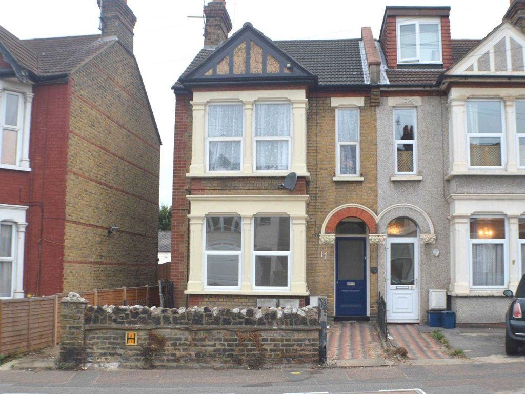 2 bed flat to rent in Bournemouth Park Road, Southchurch, Southend On