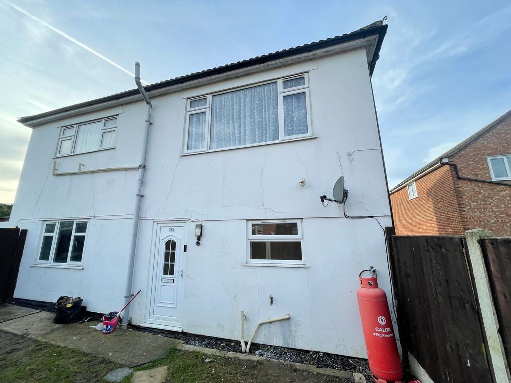 2 bed flat to rent in The Street, Little Clacton, ClactonOnSea CO16