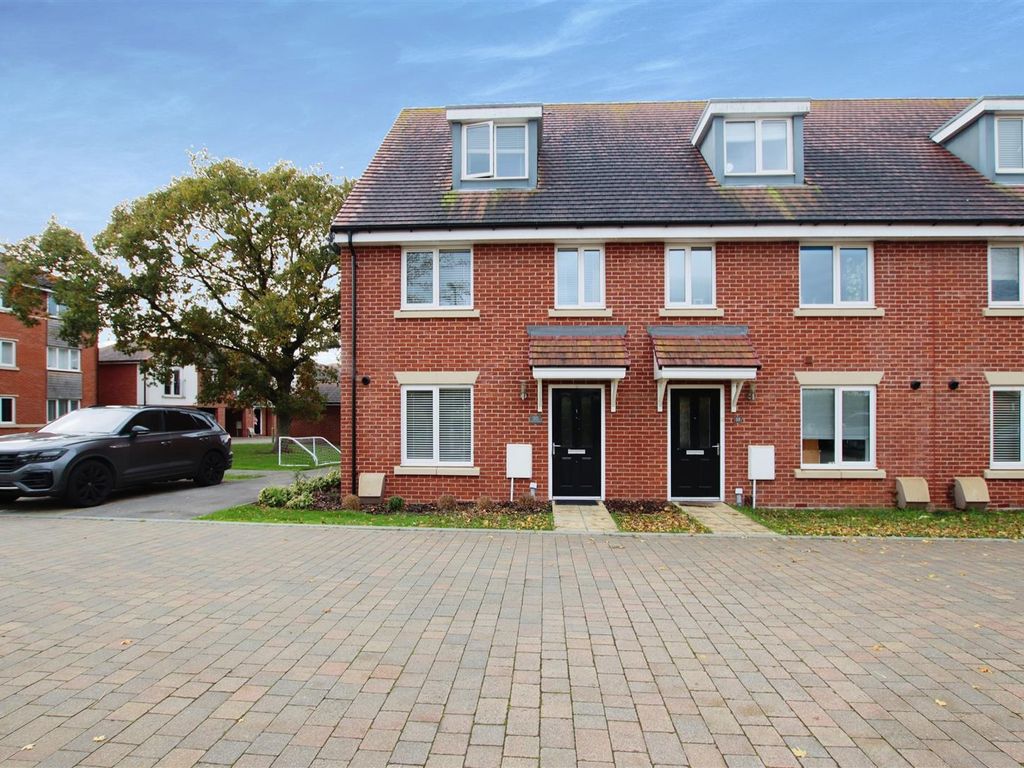 4 bed town house to rent in Firecracker Drive, Locks Heath, Southampton SO31, £1,750 pcm Zoopla