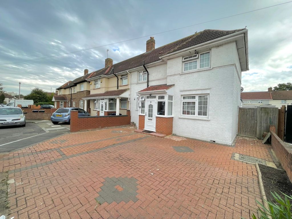 3 bed end terrace house for sale in Stratton Gardens, Southall UB1, £600,000 Zoopla