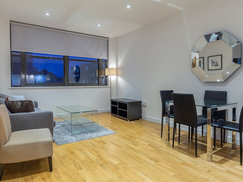 2 bed flat to rent in Scimitar House, 23 Eastern Road, Romford, Essex