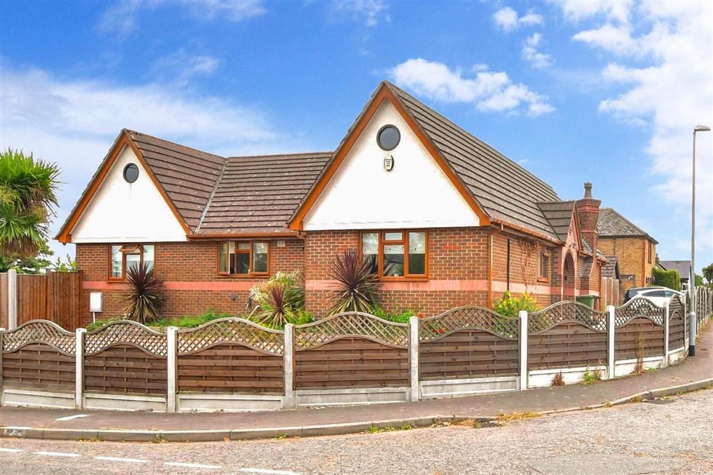 3 bed detached bungalow for sale in Vange Park Road, Basildon, Essex
