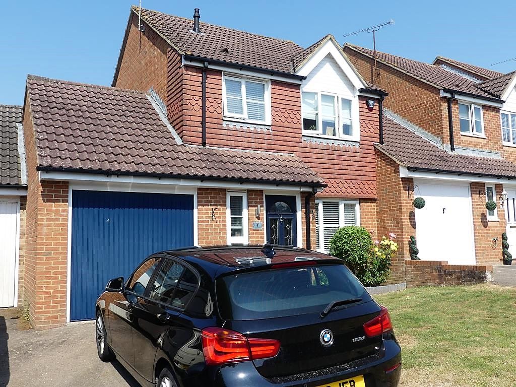 3 bed detached house to rent in Barber Close, Maidenbower, Crawley RH10