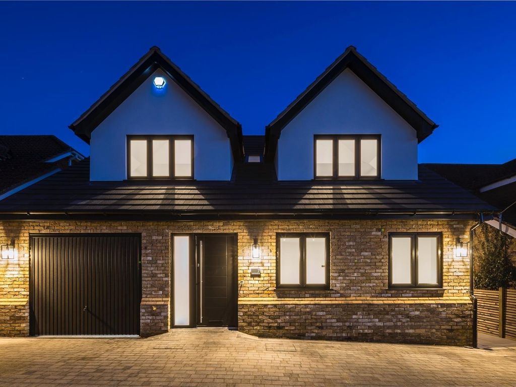 4 bed detached house for sale in Prince Edward Road, Billericay CM11, £