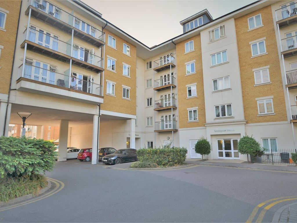 2 bed flat to rent in Lexington House, Park Lodge Avenue, West Drayton