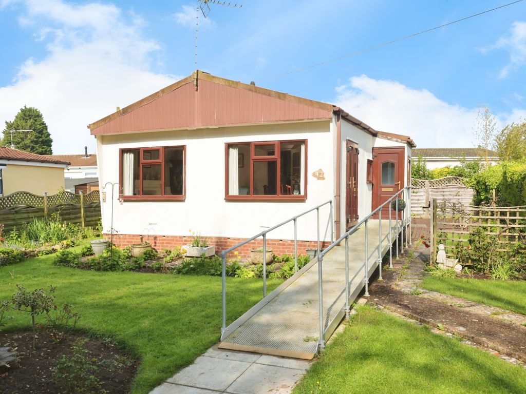 2 bed bungalow for sale in Woodcot Park, Wilmcote, StratfordUponAvon