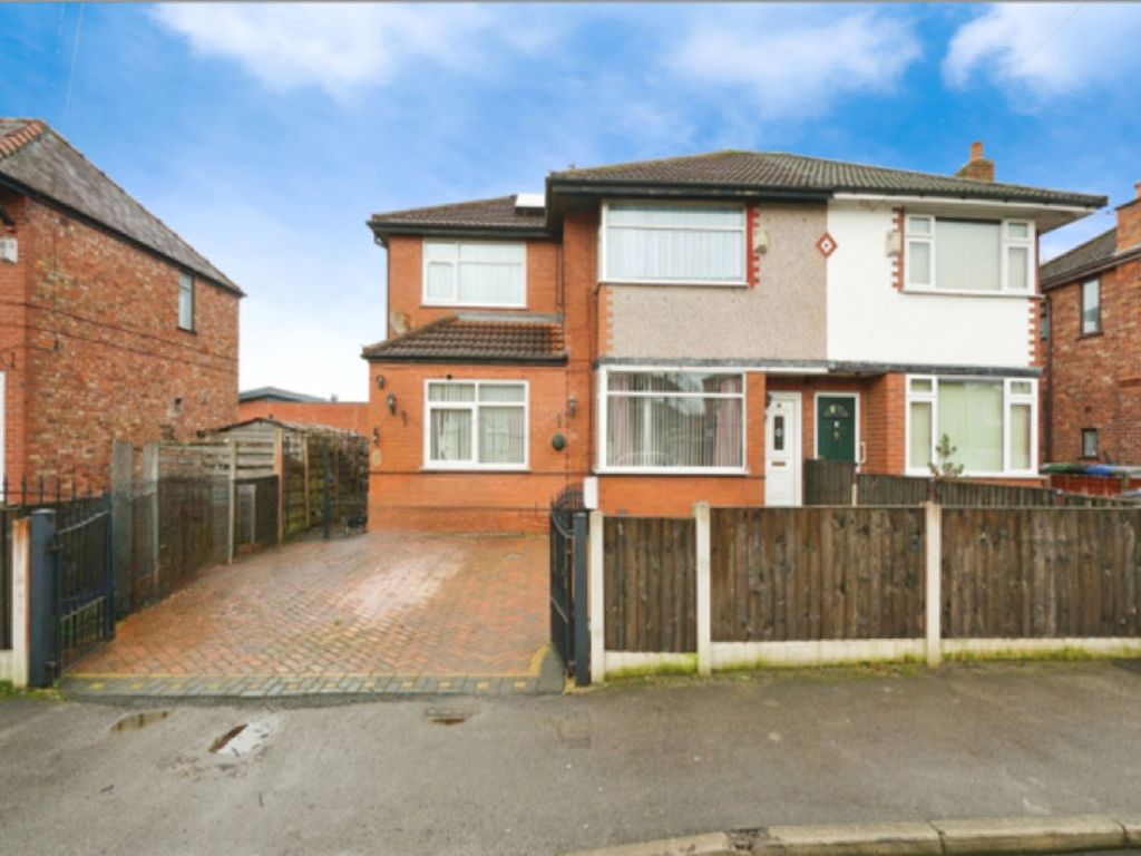 5 bed semidetached house to rent in Audley Avenue, Manchester M32, £