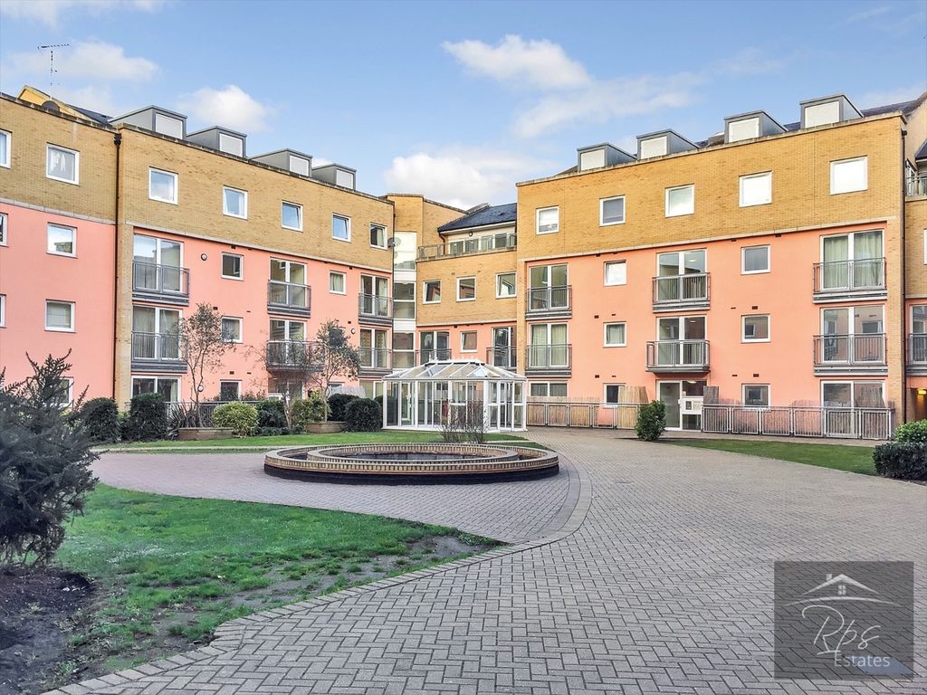 2 bed flat to rent in Wooldridge Close, Feltham/Bedfont TW14, £1,700