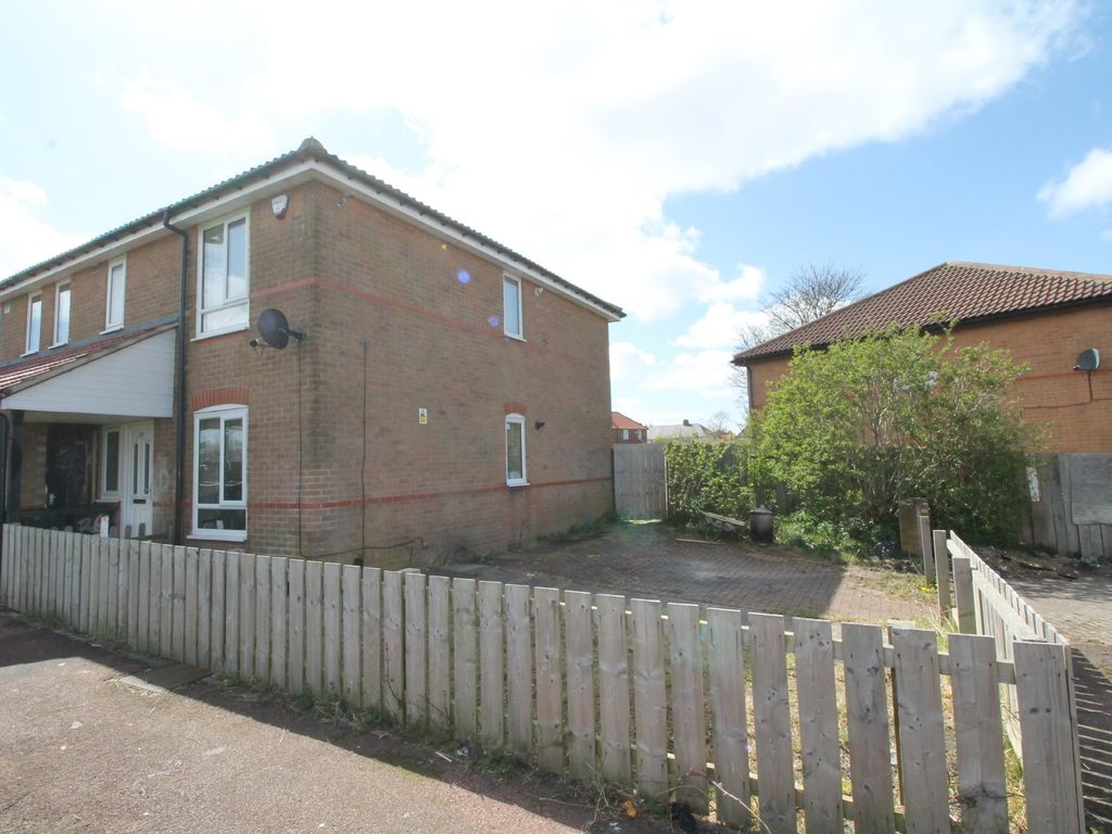 2 bed flat for sale in Whinmoor Place, Cowgate, Newcastle Upon Tyne NE5