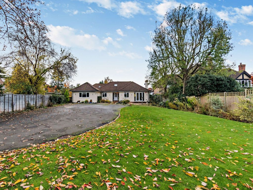 3 bed bungalow for sale in Evelyn Drive, Pinner HA5, £1,395,000 Zoopla