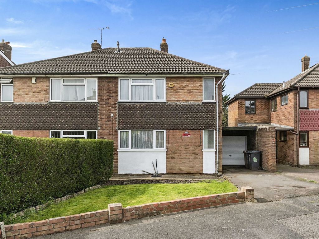 3 bed semidetached house for sale in Kynance Close, Luton LU2, £