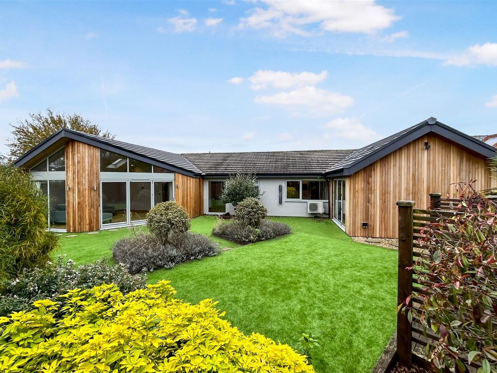 4 bed bungalow for sale in Lilley Street, Long Bennington, Newark NG23