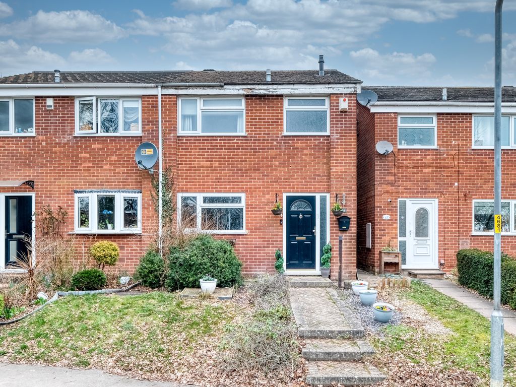 3 bed semidetached house for sale in Gaydon Close, Lodge Park