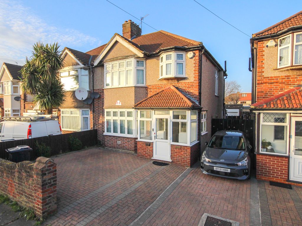3 bed semidetached house to rent in Shelley Crescent, Heston, Hounslow