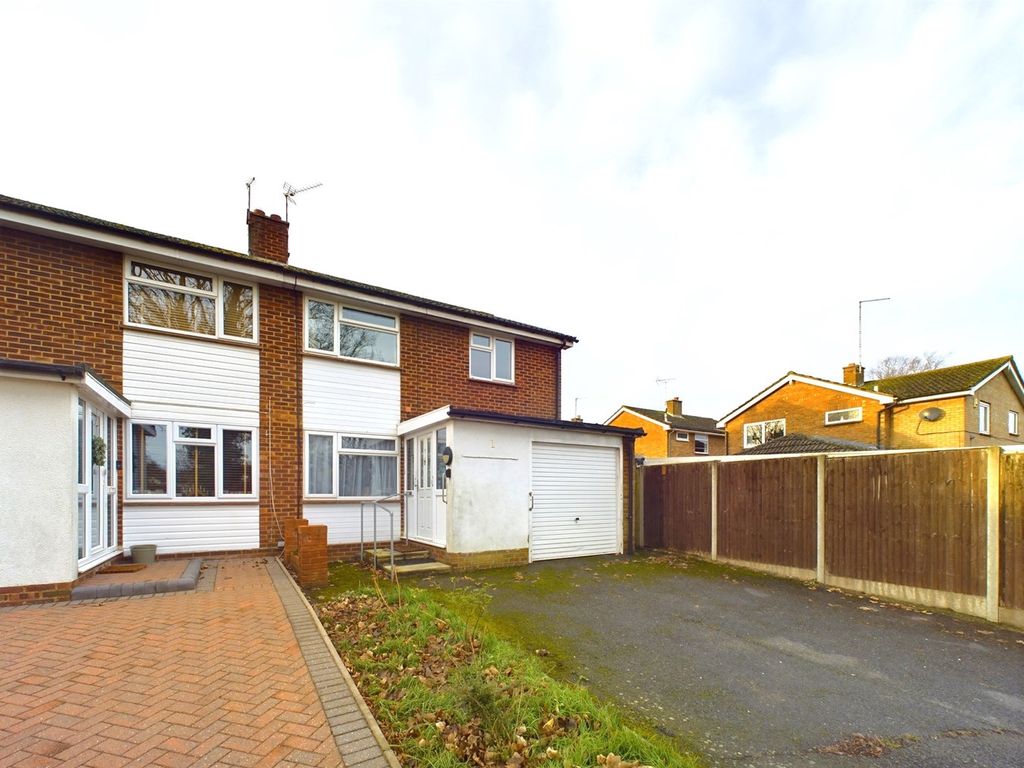 3 bed semidetached house for sale in Latchmore Close, Hitchin SG4, £