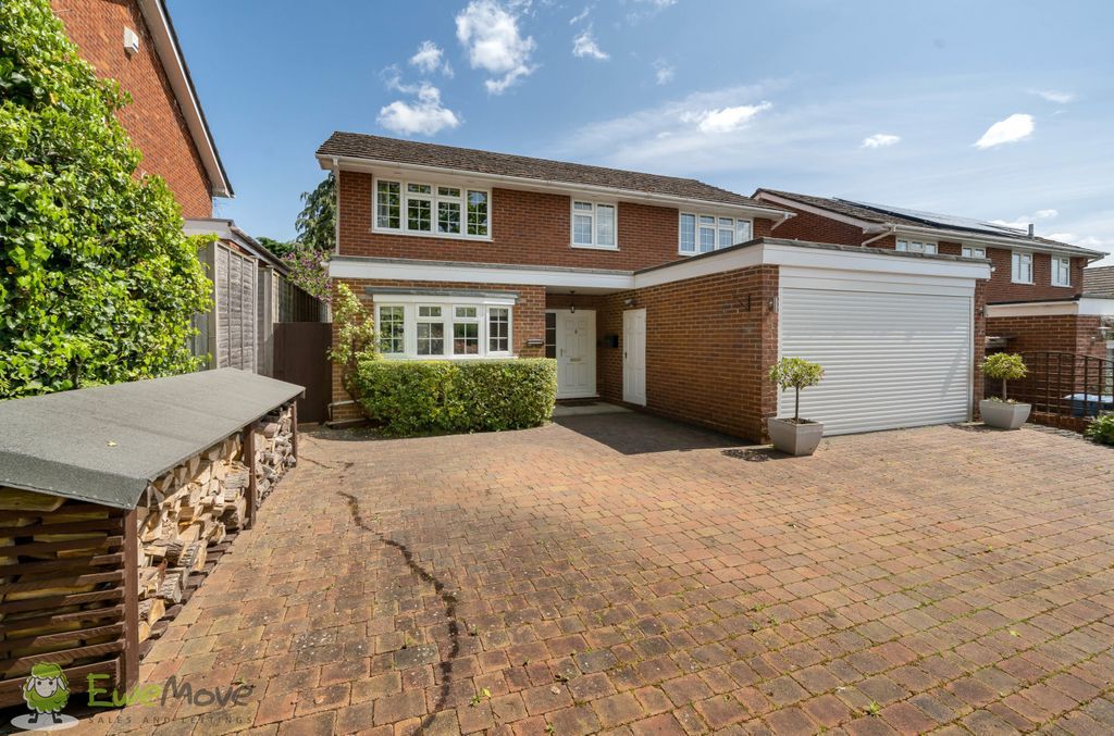 4 bed detached house for sale in Bracknell Lane, Hartley Wintney, Hook