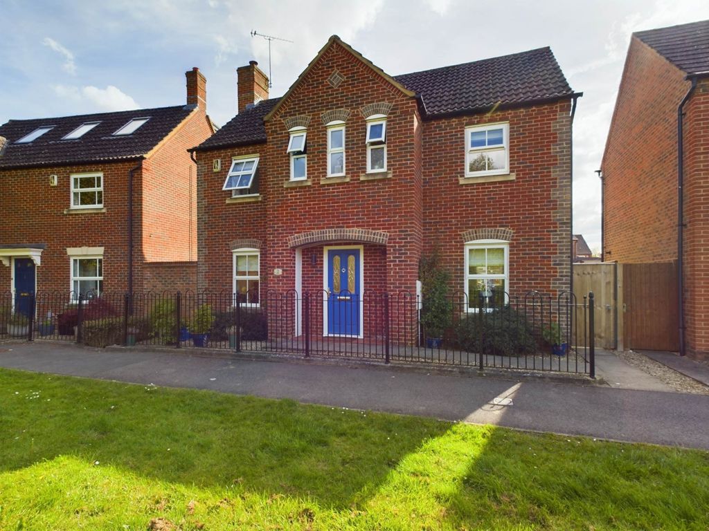 3 bed detached house for sale in Kensington Path, Fairford Leys HP19, £