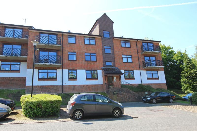 2 bed flat to rent in Hillside Road, Whyteleafe CR3, £1,350 pcm Zoopla