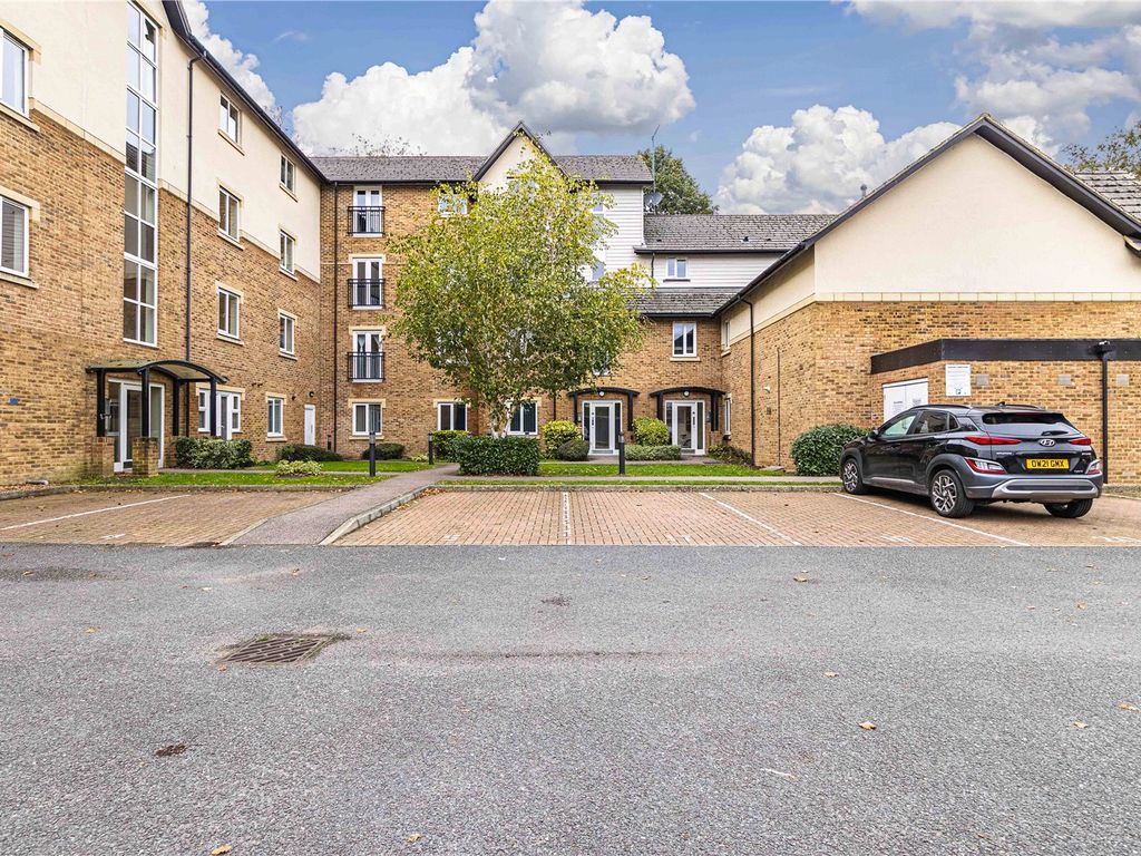 2 bed flat for sale in High Street, Berkhamsted, Hertfordshire HP4, £