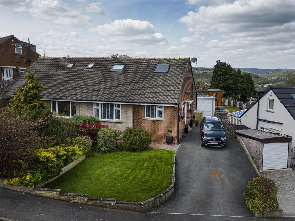 4 bed semidetached house for sale in Healey Wood Road, Rastrick