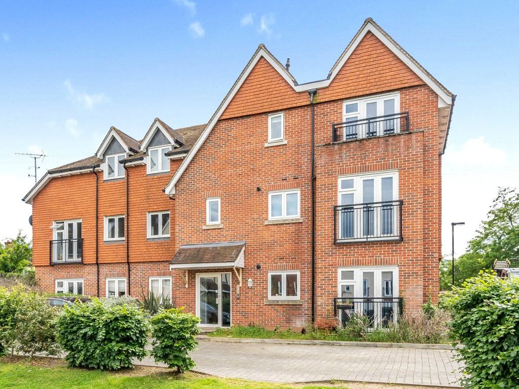 2 bed flat for sale in Burpham, Guildford, Surrey GU4, £162,500 Zoopla