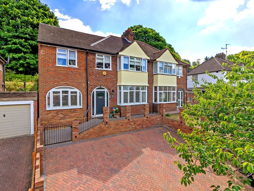 Wardown Crescent, Luton, Bedfordshire LU2  