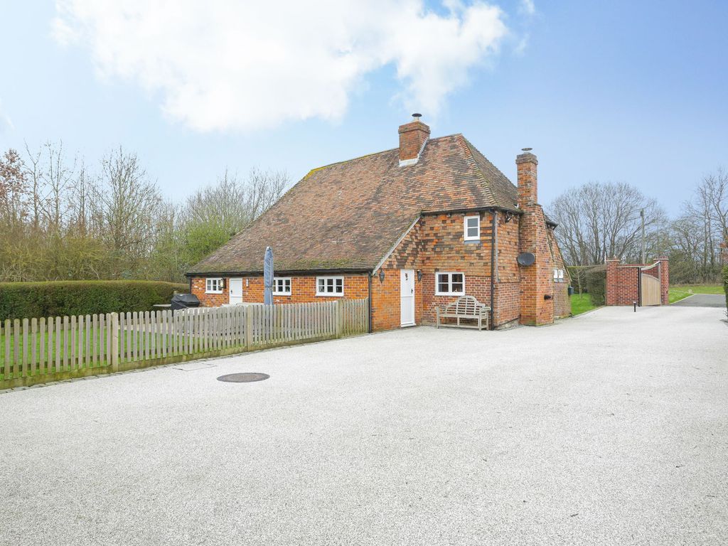 3 bed detached house for sale in Highfield Lane, Sevington TN24, £