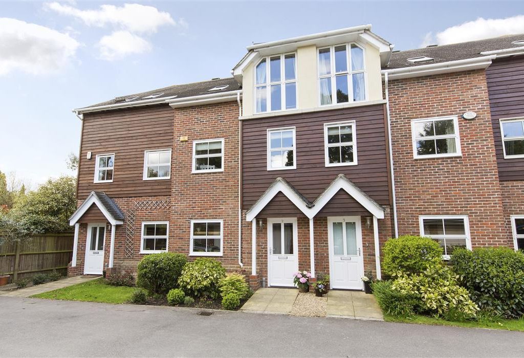 4 bed terraced house to rent in Pendenza, Cobham, Surrey KT11, £2,750