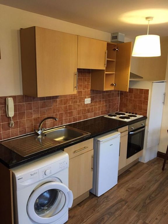 1 bed flat to rent in Studio Flat To Let, Uxbridge Road W12, £1,200 pcm