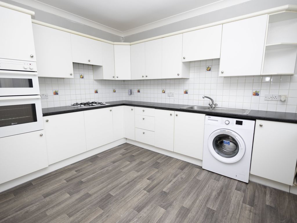 1 bed flat to rent in Charminster Road, Bournemouth BH8, £1,000 pcm